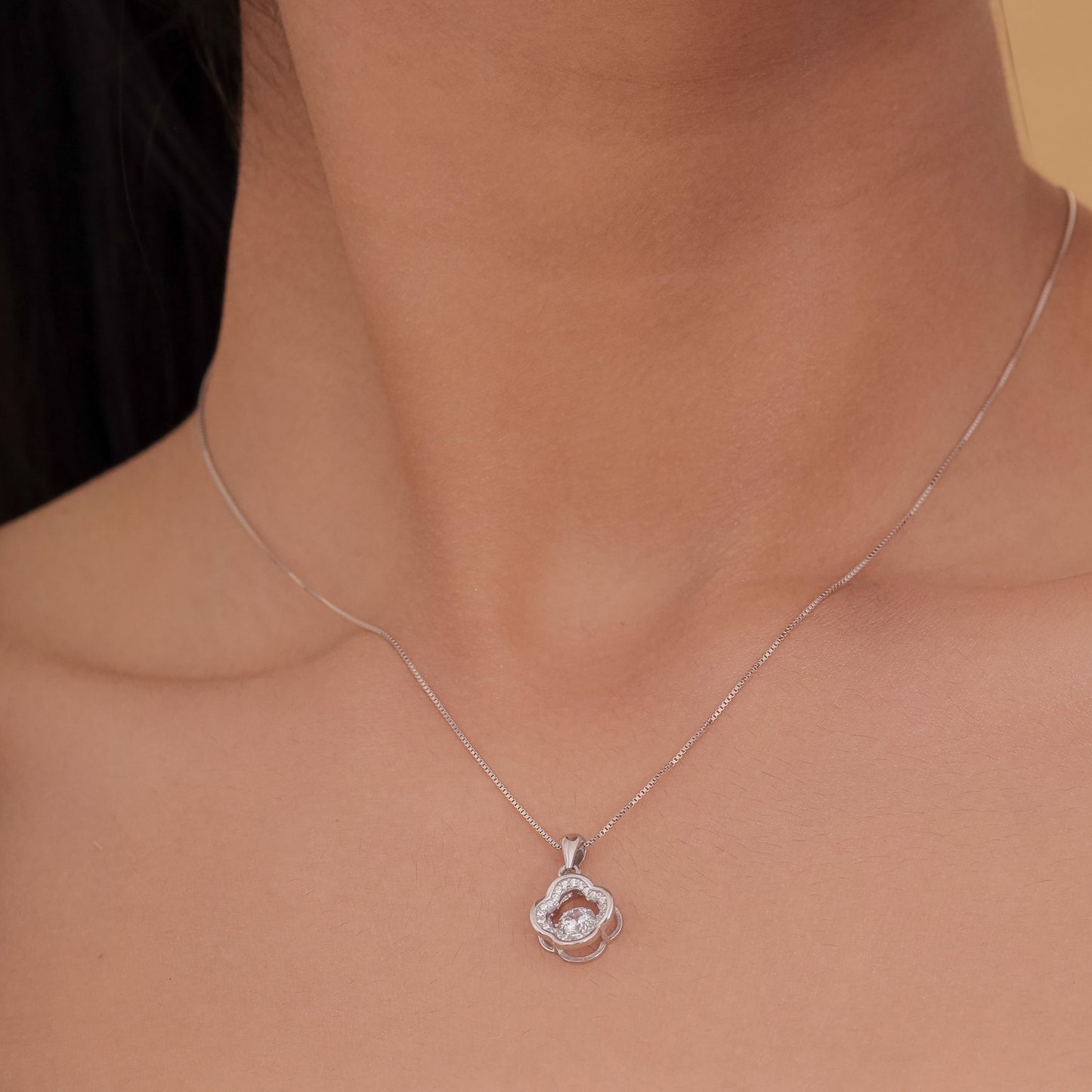 Clower Shaped Shining Stone Chain Pendant