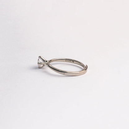 ELEGANT SOLITAIRE RING
