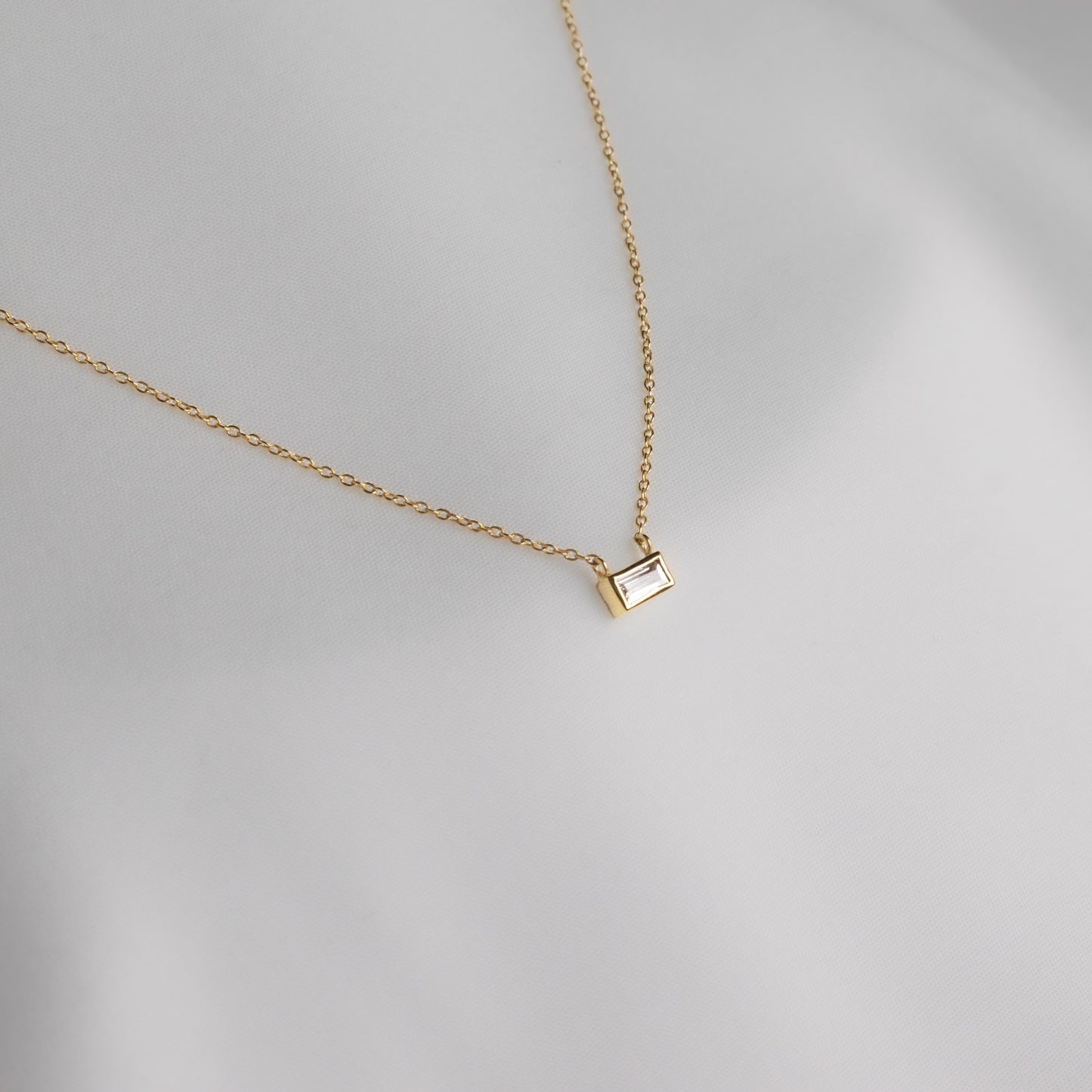 GOLDEN BAGUETTE MINIMAL PENDANT