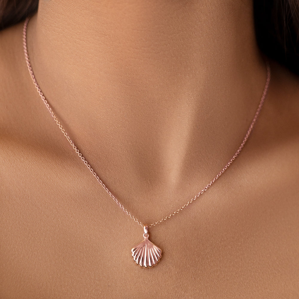 Buy BELLEZIYA Stylish Gold Toned Sea Shell Necklace Ajustable Charm Necklace  Alloy Chain | Shoppers Stop